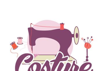 Mulher experiente demonstrando técnica de corte em tecido com tesoura, focada em um projeto de costura detalhado.