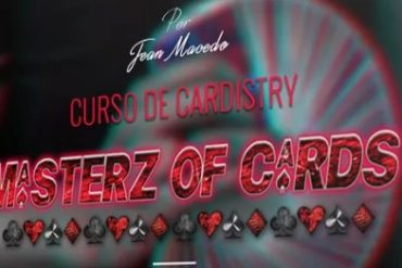 Homem realizando truque impressionante de cardistry com baralho em alta velocidade, foco nas mãos e cartas em movimento.