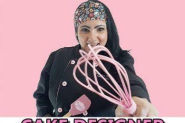 Cake designer Verônica Castro ensinando técnicas de bolos decorados