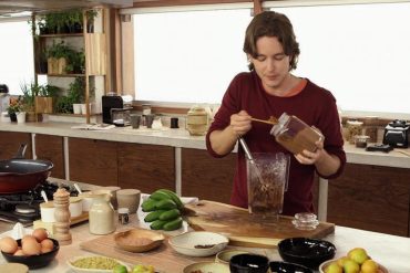 Pessoa pensando fora da caixa, com lâmpada acesa sobre a cabeça, simbolizando ideias inovadoras.