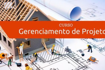 Estudante focado em tela de computador aprendendo gerenciamento de projetos online