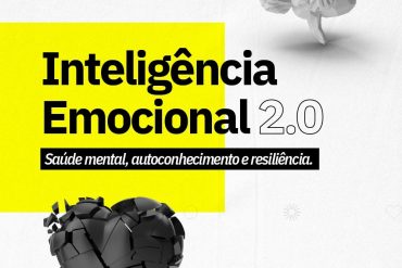 Estudante sorrindo, aprendendo sobre inteligência emocional com o curso Conquer 2.0 em um ambiente de estudo organizado.