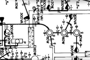 Homem sorrindo enquanto interpreta um projeto elétrico detalhado em uma planta baixa, com ferramentas de engenharia ao lado.