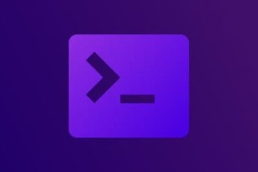 Estudante concentrado em tela de computador com código Shell Script.