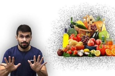 Mulher feliz e saudável em uma cozinha moderna com ingredientes frescos para dieta low carb.