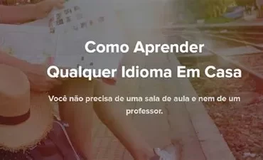 Pessoa estudando idiomas sozinha em casa com o curso DGB