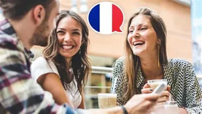 Homem sorridente aprendendo francês com um falante nativo em um café parisiense, tela de curso visível.