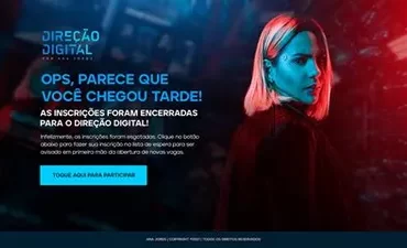 Mulher sorrindo digitando em um laptop com gráficos de crescimento de marketing digital ao fundo, representando o Curso Direção Digital Ana Jords