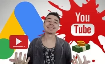 Homem trabalhando em notebook com gráficos de monetização do YouTube ao fundo.