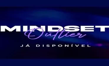 Thiago Finch apresentando o curso Mindset Outlier em uma palestra motivacional.