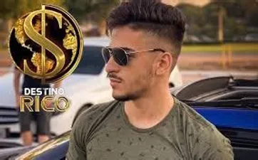 Capa do curso Destino Rico de Thiago Gomez com elementos de prosperidade e sucesso financeiro.